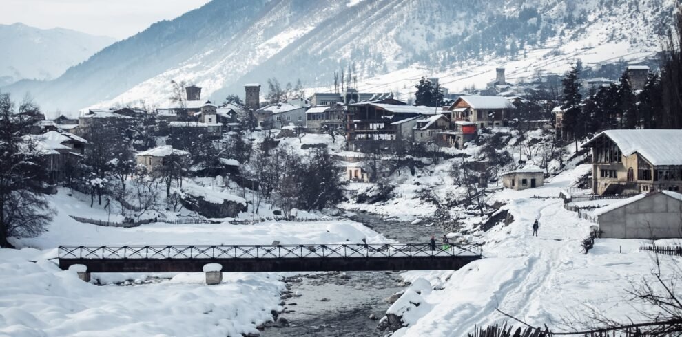 mountain-village-in-winter-in-the-mountains