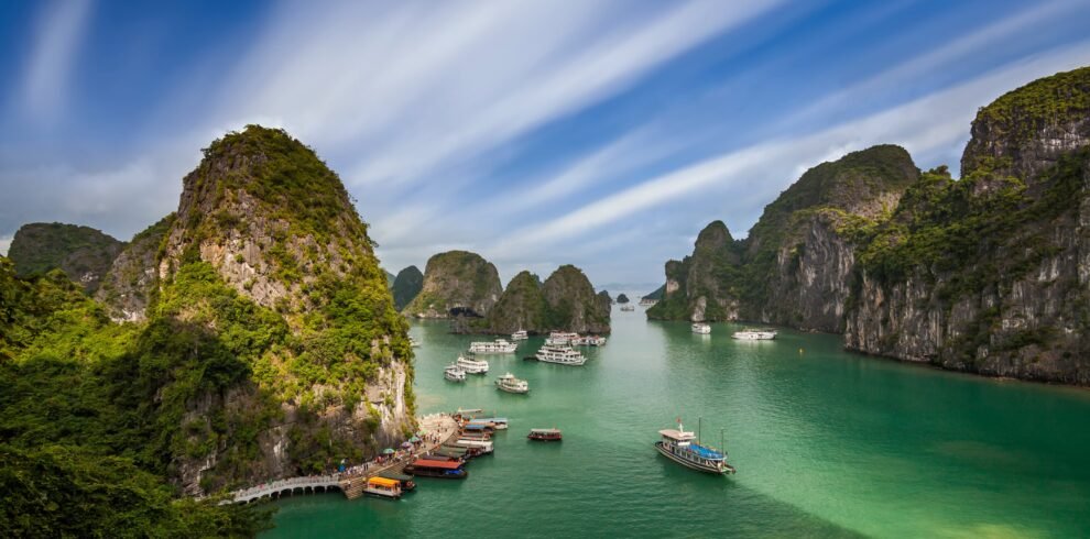 the-beautiful-ha-long-bay-in-vietnam