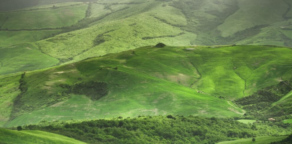 storm-clouds-over-the-valley-in-tuscany-2025-03-24-05-15-15-utc-min